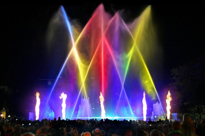 Barockes Wasserspektakel Domino Blue Consortium 1
