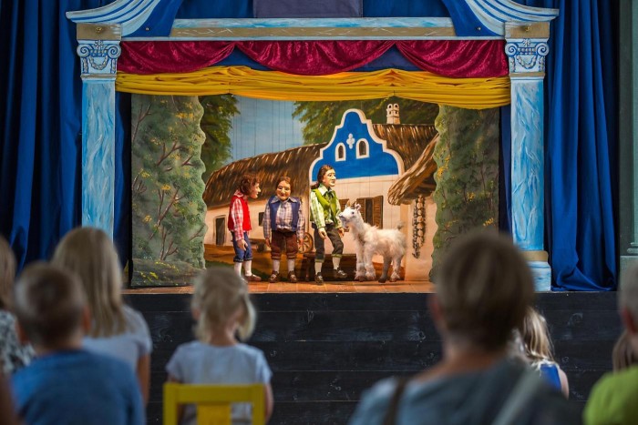 Schloss Hof Marionetten Theater mit KindercSKB Foto Astrid Knie
