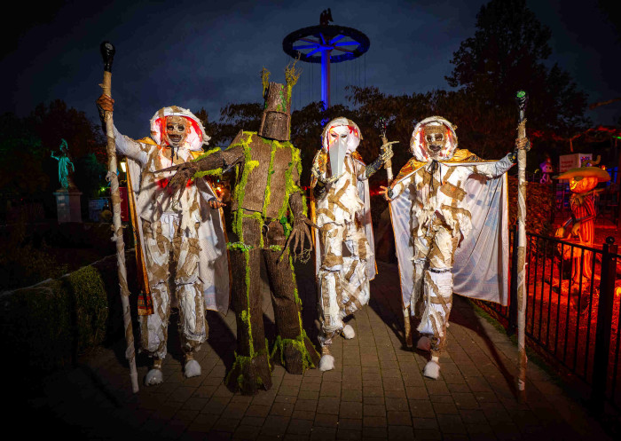 FP Halloween Stelzengeher Gruppe cHafenscher Web 1