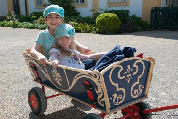 Bollerwagen c Gerfried Tamerler Schloss Hof 16