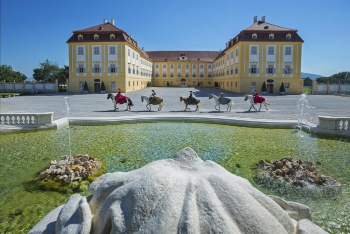 Neptunbrunnen und Reiter c SKB Lois Lammerhuber