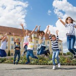 Schloss Hof Kinder springen vor SchlosscSKB Foto Astrid Knie