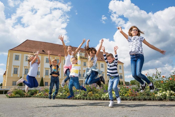 Schloss Hof Kinder springen vor SchlosscSKB Foto Astrid Knie