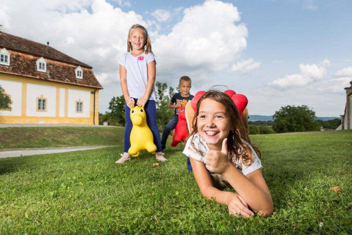 Schloss Hof Ferienspass Geste mit Daumen hochcSKB Foto Astrid Knie klein